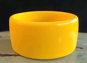 Vintage runder massiver gelber Kunststoff Acryl Armreif Armband 3" Loch 1,5" breit - Bild 1 von 5