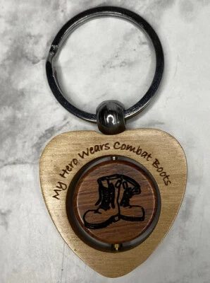 Llavero Corazón Madera My Hero Usa Botas de Combate Eje Giratorio Foto 1 de 4