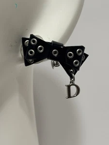 Orecchini vintage Christian Dior by John Galliano in pelle verniciata nera con fiocco - Foto 1 di 7