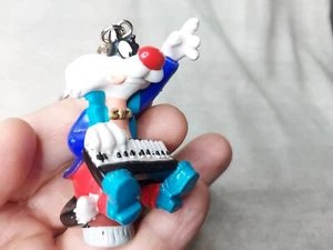 Handpainted Vintage Keyboard Playing Warner Bros Sylvester Keyring - Picture 1 of 7