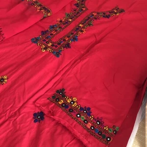 MIRROR WORK HAND EMB BALOCHI 3Pcs CAMBRIC SUIT & CHIFON DUPATA. UNSTITCH. RED - Picture 1 of 5