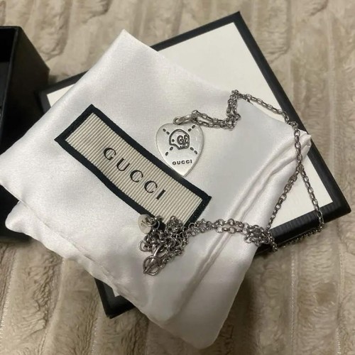 Collana Gucci in argento a forma di cuore con accessori