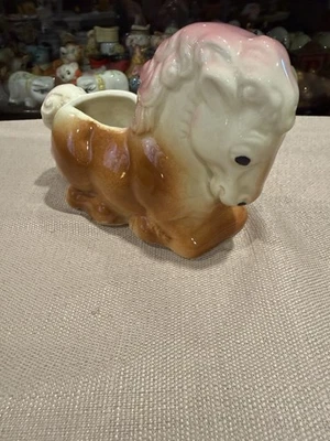 Jarrón jardinera de cerámica vintage para caballo arrodillado rosa melena marrón Foto 1 de 4