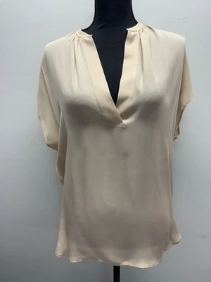 Blusa Vince bege 100% seda pulôver solta gola V manga curta XS danificada* - Imagem 1 de 4