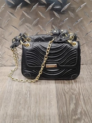 Bolsa Versace Perfumes pequena preta com nervuras alça de corrente dourada - Imagem 1 de 4