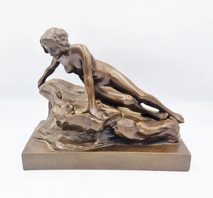 FIGURA RECLINABILE VINTAGE BRONZO RESINA RIEMPITA STILE ART DECO SU ROCCE - Foto 1 di 7