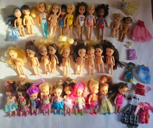 Lotto (30) Bambole BARBIE & FRIENDS Little Sisters BAMBINI Ragazze Chelsea KELLY FAMIGLIA - Foto 1 di 5