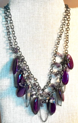 Precioso collar de 16" drapeado de metal oscuro con astillas y cuentas alargadas de amatisía Foto 1 de 4