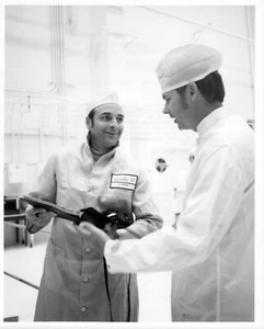 ORIGINAL 1972 VON DER NASA AUSGEGEBENES FOTO ZEIGT APOLLO 17 ASTRONAUT RON EVANS - Bild 1 von 2