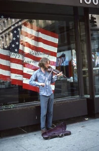 Orig Slide anni 70 New York uomo street performer musicista violino Busker 314N - Foto 1 di 1