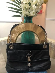 Bolso de hombro B Makowsky de cuero negro con adornos plateados #11 - Imagen 1 de 12