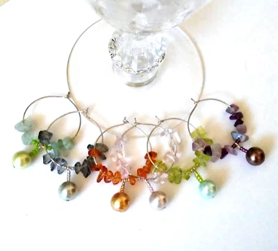 Dijes de copa de vino de piedra multicolor hechos a mano (juego de 6) Foto 1 de 4