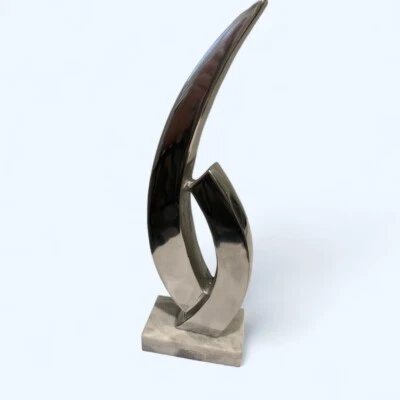 Moderna escultura abstracta de mesa de metal cromado sobre base de mármol Foto 1 de 4