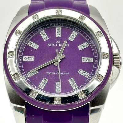 Anne Klein手表10/9179紫色带银色水晶表圈和表盘女士风格 — 第 1/4 张图片