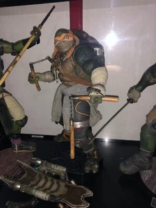 MICHELANGELO TARTARUGHE NINJA THREEZERO 1/6 + DIORAMA STAND - Foto 1 di 1