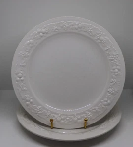 Vintage by Homer Laughlin Embossed Fruit White Dinner Plates 10" - Set Of 2 EUC - Picture 1 of 3