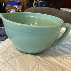 Vintage Fire-King Jadeite Mixing Bowl 7.5" Mixing Bowl w/ Spout & Handle - Picture 1 of 4