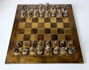 Set scacchi cavalieri medievali vintage grandi pezzi metallo pesato oro argento - Foto 1 di 12