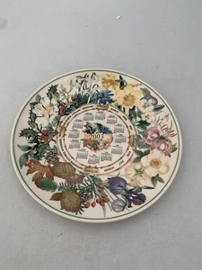 Wedgwood Queen's Ware Daily Mail Blumenkalender Porzellan Teller 23 cm Durchmesser #GL - Bild 1 von 8