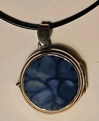 Antiguo collar medallón de plata de ley fragmento de porcelana azul blanco Ming o Ching Foto 1 de 4