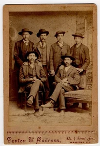 SEIS HOMBRES CON SOMBREROS: POR PENTON & ANDRUSS: JAMESTOWN, NY: TARJETA DE GABINETE c 1890 - Imagen 1 de 6