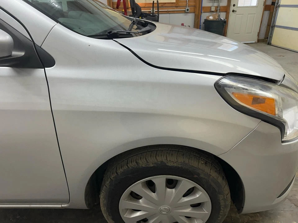 Guardabarros de pasajero Nissan Versa 2012-2019 sedán *pintura-plateado-K23**grado 000 A* Foto 1 de 1