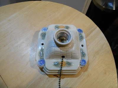 Antigo. LUZ DE TETO/PAREDE DE PORCELANA COM INTERRUPTOR - Imagem 1 de 4