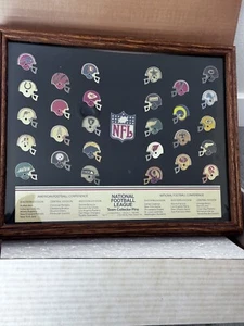 Spille casco squadra NFL New Era vintage 1984/85 incorniciate personalizzate 15x12 con scatola - Foto 1 di 6