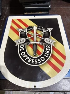 VTG US ARMY SPECIAL FORCES BERET FLASH DE OPPRESSO LIBER Metal Sign Plaque - Picture 1 of 4
