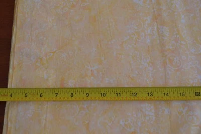 Por 1/2 yarda, crema floral sobre amarillo Tonga Batik B7042, tesoros atemporales, M8183 Foto 1 de 4