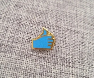 BLUE THUMBS UP SOCIAL MEDIA LIKE ENAMEL PIN BADGE - Picture 1 of 2