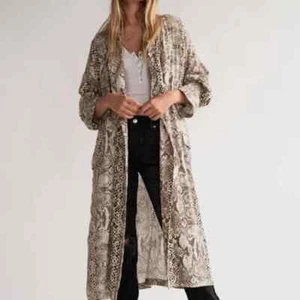 FREE PEOPLE Wild Nights Reptil Serpiente Estampado Neutro Marrón Kimono Plumero Largo S - Imagen 1 de 21