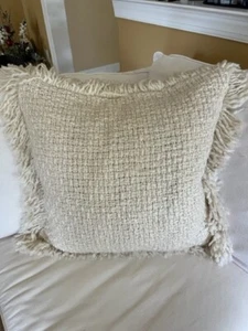 Funda de almohada Pottery Barn color crema con detalles dorados 24x24 - Imagen 1 de 1