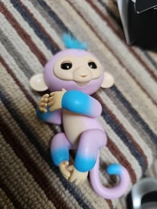 Fingerlings Monkey wow wee Pink And Blue - Picture 1 of 3