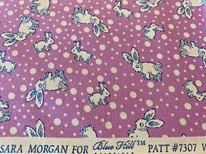 Toy Box II Sarah Morgan Blue Hill Stoffe - 1 Yard Lavendel Kaninchen Häschen Druck - Bild 1 von 4