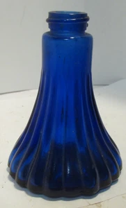 Vintage alter Flakon Kobaltblau Parfum 3" hoch - Lowell Piqua, Ohio auf Sockel - Bild 1 von 2