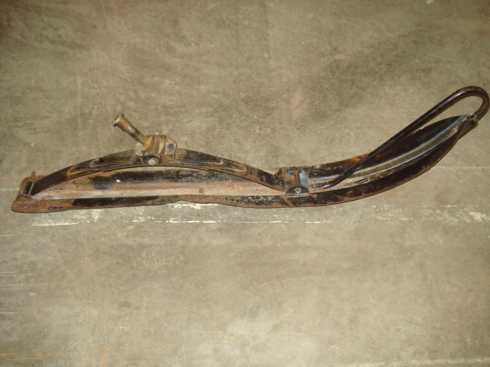 Arctic Cat Panther 399 Kohler 1970 esquí delantero, resorte y husillo (el esquí está doblado) Foto 1 de 4