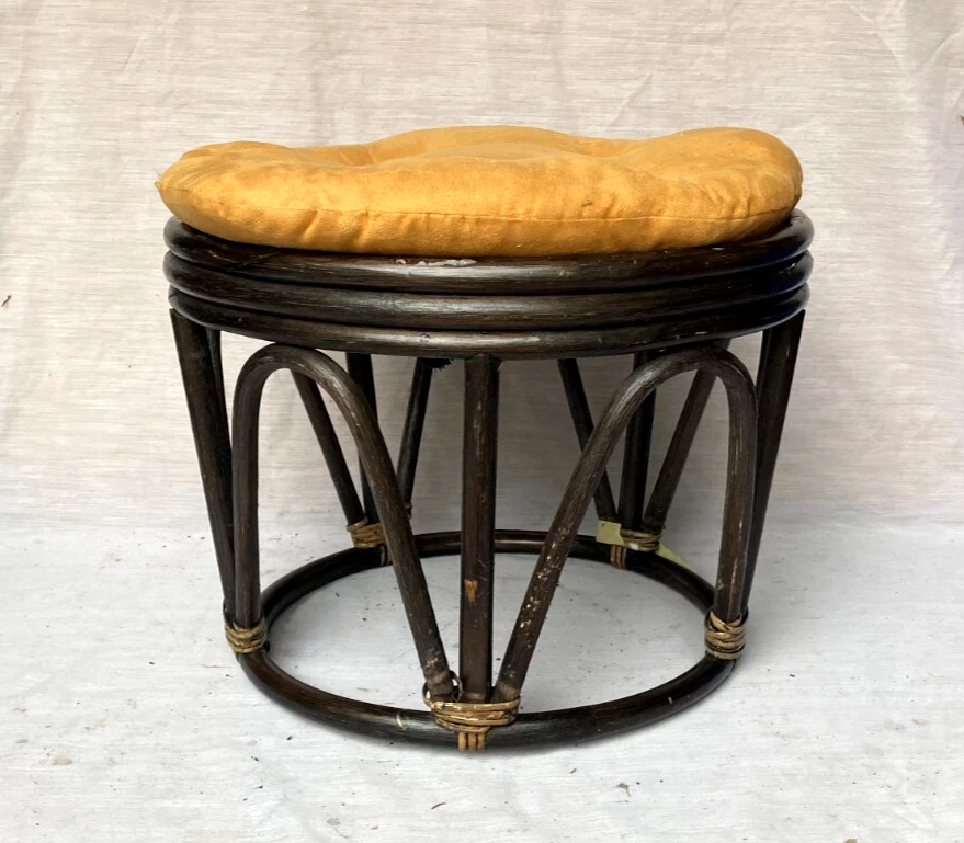 Reposapiés otomano vintage Pier 1 MCM bambú madera curvada ratán con cojín Foto 1 de 3