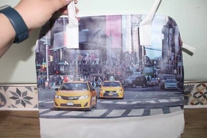 NEW AVON CITY PRINTED WITH YELLOW TAXI DESIGN LARGE ZIPPER LADIES HANDBAG. - Picture 1 of 6