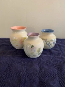 Decorative Pottery Ceramic Mini Flower Vases Hand Painted Set of 3 - Imagen 1 de 10