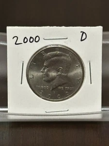 Moneda de 50 centavos Kennedy 2000 P medio dólar JFK Liberty circulada sin clasificar - Imagen 1 de 2