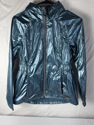 Jaqueta Calvin Klein PEQUENA metálica azul-petróleo corta-vento leve com zíper encaixe - Imagem 1 de 4