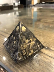 VINTAGE 2" TALL PYRAMID PAPER WEIGHT ETCHED BRASS SAND FILLED TUTMANIA SOUVINIR - Picture 1 of 9