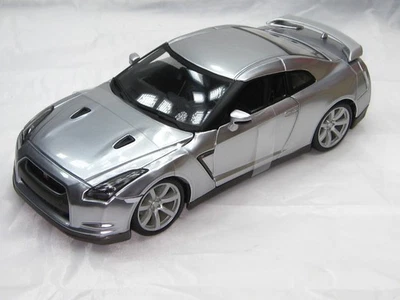 Nissan GT-R (R35) 2009 plateado metálico nuevo en caja. Foto 1 de 4