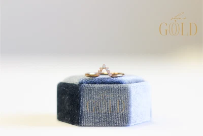 Alianza de boda de ópalo blanco curvada en V anillo de aniversario de oro rosa | oro brillante | Foto 1 de 4