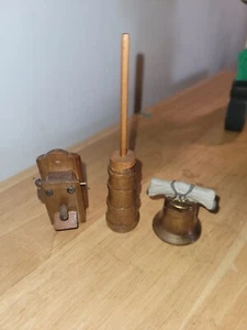 Lotto giocattolo casa delle bambole vintage legno miniatura burro abbandono campana casa delle bambole - Foto 1 di 3