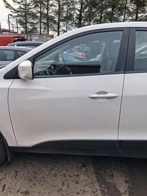2013 HYUNDAI IX35 PASSENGER SIDE FRONT P/S/F LEFT DOOR IN CREAMY WHITE - Image 1 of 4