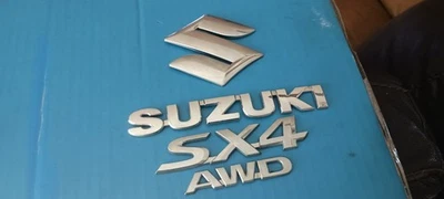 SUZUKI SX4 AWD EMBLEMA MALETERO CROMADO CON LOGO "S" OEM USADO  Foto 1 de 4