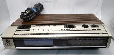 Radio Reloj Despertador GE Vintage Modelo 7-4639A Madera Grano Plata PANTALLA AZUL, FUNCIONA Foto 1 de 4