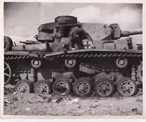 Original Press Photo WW2 dead soldier hang from German Panzer Mk 3 Tank 5.3.1943 - Picture 1 of 2